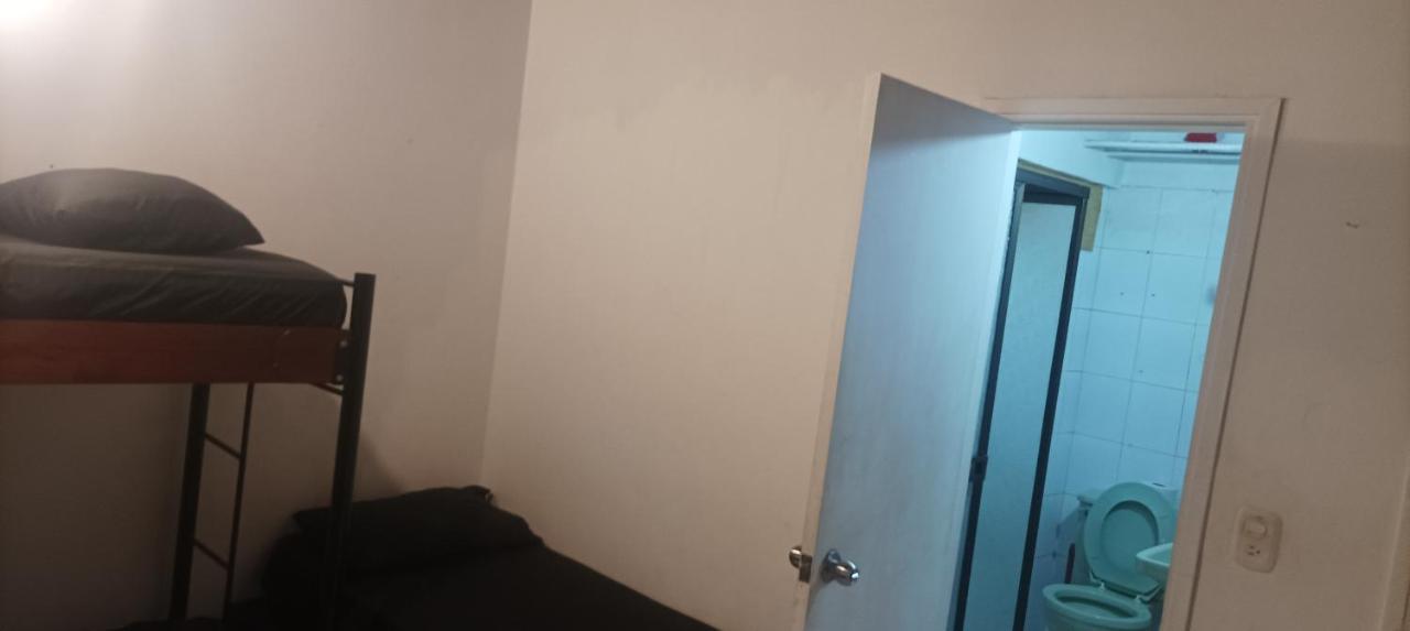 Hea Hospedaje Cerca Al Estadio Y La 70 Medellin Room photo